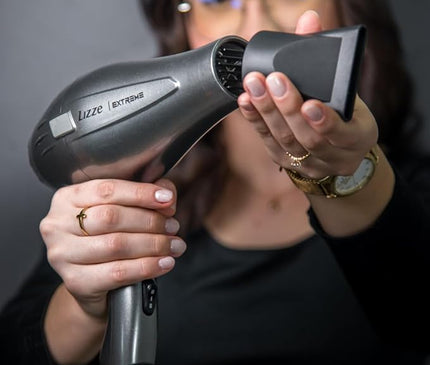LIZZE EXTREME PROFESSIONAL HAARDROGER 2400W Kracht. Precisie. Salonprestaties. De Lizze Extreme 2400W professionele haardroger is geen gewone föhn. Dit is een high-performance salon tool ontworpen voor kappers, keratine specialisten en iedereen die maximale controle, snelheid en glans wil bereiken. Wanneer kracht, ionische technologie en ergonomisch design samenkomen, ontstaat een föhn die niet alleen droogt – maar het haar transformeert.
