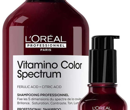 L'Oréal Professionnel Vitamino Color Spectrum Shampoo + Serum Voordeelset combineert kleurbehoud en glans in één routine. De shampoo reinigt het haar grondig en helpt de kleur tot 100 dagen* te vergrendelen, terwijl het Glass Shine Serum zorgt voor een direct glasglanseffect tot 10 wasbeurten*. Dankzij de verrijking met ferulinezuur, citroenzuur en alpha-silane wordt het haar intens verzorgd, en het Glass Shine Serum beschermd tegen UV-schade en hitte tot 230°C*. flaka.be