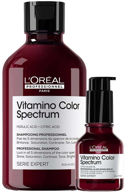 L'Oréal Professionnel Vitamino Color Spectrum Shampoo + Serum Voordeelset combineert kleurbehoud en glans in één routine. De shampoo reinigt het haar grondig en helpt de kleur tot 100 dagen* te vergrendelen, terwijl het Glass Shine Serum zorgt voor een direct glasglanseffect tot 10 wasbeurten*. Dankzij de verrijking met ferulinezuur, citroenzuur en alpha-silane wordt het haar intens verzorgd, en het Glass Shine Serum beschermd tegen UV-schade en hitte tot 230°C*. flaka.be