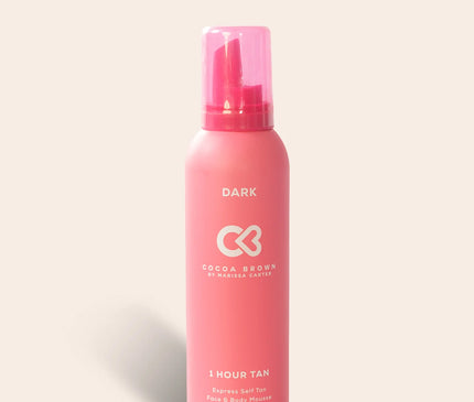 Zo gebruik je het: Goed schudden voor gebruik. Breng de mousse aan op een zelfbruinhandschoen en masseer gelijkmatig in op een droge, gereinigde huid. Laat de mousse intrekken: 1 uur voor een subtiele glow 2 uur voor een diepere bruining 3 uur voor een intens, zonovergoten resultaat Daarna afspoelen onder de douche. De kleur ontwikkelt zich nog verder na het afspoelen.