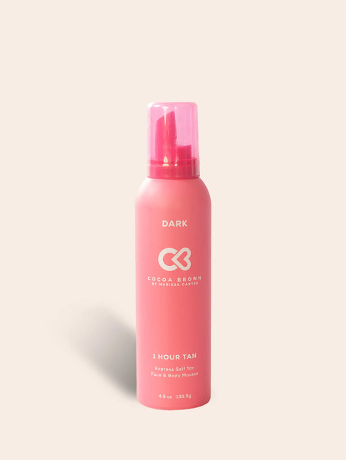 Zo gebruik je het: Goed schudden voor gebruik. Breng de mousse aan op een zelfbruinhandschoen en masseer gelijkmatig in op een droge, gereinigde huid. Laat de mousse intrekken: 1 uur voor een subtiele glow 2 uur voor een diepere bruining 3 uur voor een intens, zonovergoten resultaat Daarna afspoelen onder de douche. De kleur ontwikkelt zich nog verder na het afspoelen.