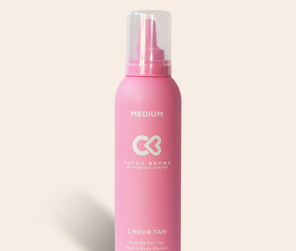 Zo gebruik je het: Goed schudden voor gebruik. Breng de mousse aan op een zelfbruinhandschoen en masseer gelijkmatig in op een droge, gereinigde huid. Laat de mousse intrekken: 1 uur voor een subtiele glow 2 uur voor een diepere bruining 3 uur voor een intens, zonovergoten resultaat Daarna afspoelen onder de douche. De kleur ontwikkelt zich nog verder na het afspoelen.
