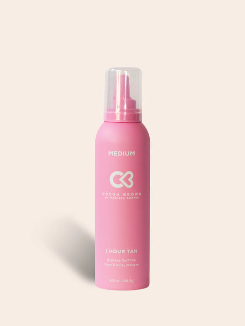 Zo gebruik je het: Goed schudden voor gebruik. Breng de mousse aan op een zelfbruinhandschoen en masseer gelijkmatig in op een droge, gereinigde huid. Laat de mousse intrekken: 1 uur voor een subtiele glow 2 uur voor een diepere bruining 3 uur voor een intens, zonovergoten resultaat Daarna afspoelen onder de douche. De kleur ontwikkelt zich nog verder na het afspoelen.